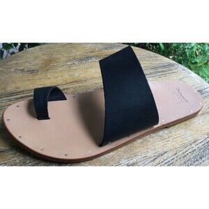 Beek Sz 8 Finch Toe Ring Flat Black Leather Sandal AMPUTEE One LEFT Sandal ONLY
